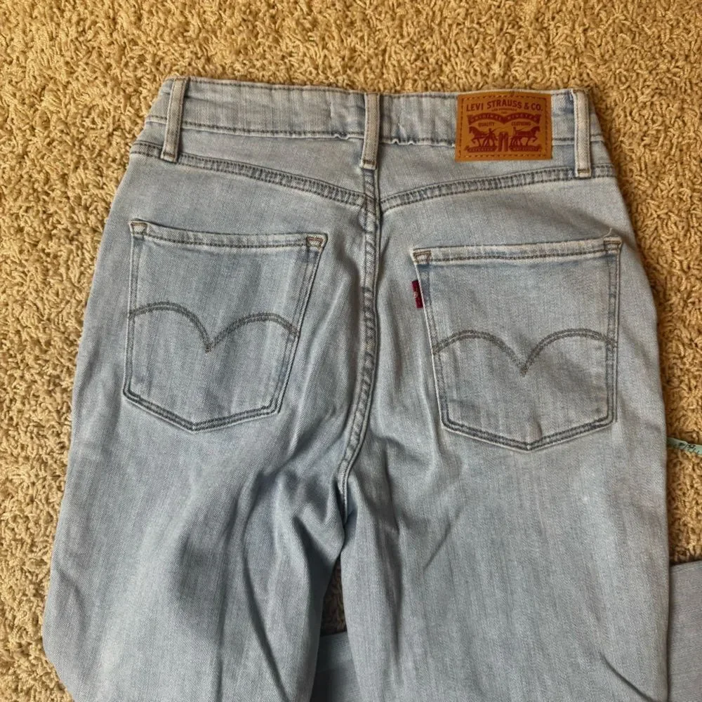 Women’s Levi’s light wash skinny jeans distressed size 26